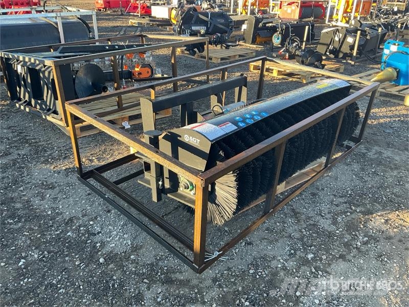  Mower King SSAB72 72 in Skid Steer Broom (Unused) Kefék