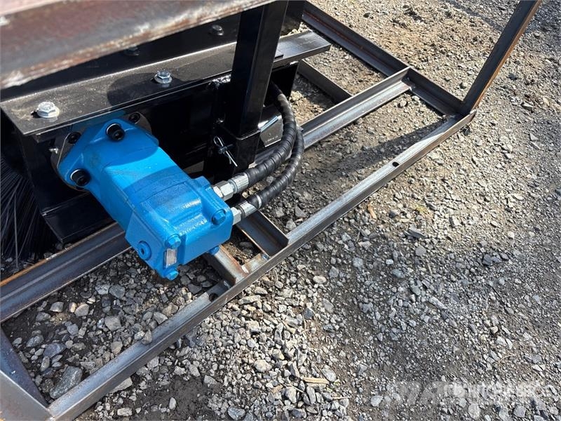 Mower King SSAB72 72 in Skid Steer Broom (Unused) Süpürgeler