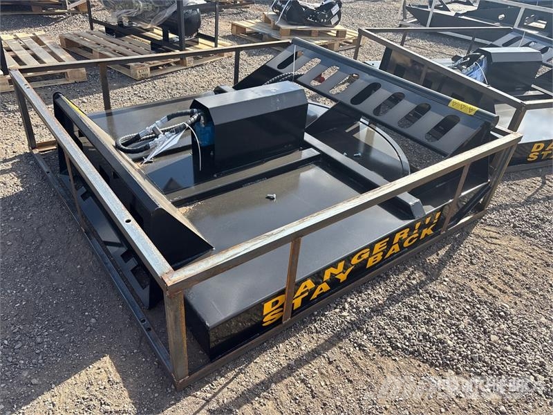 Mower King SSRC 72 in Skid Steer Brush Cutter (Unu 牽引式モア/芝刈り機