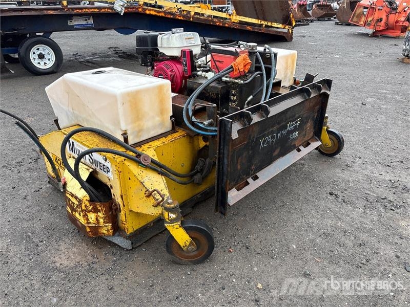 Multi Sweep 425 60 in Hydraulic Broom Attachment Щітки
