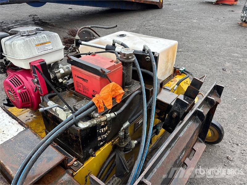 Multi Sweep 425 60 in Hydraulic Broom Attachment Щітки
