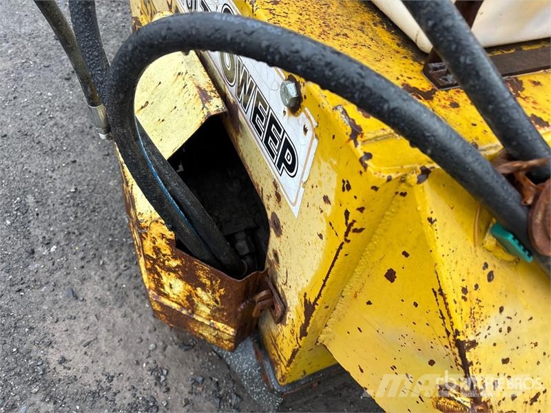 Multi Sweep 425 60 in Hydraulic Broom Attachment Щітки