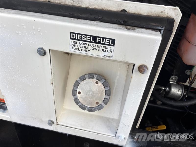 MultiQuip DCA25US14CAN 37 kW Skid-Mounted Generator Set Dízel áramfejlesztők
