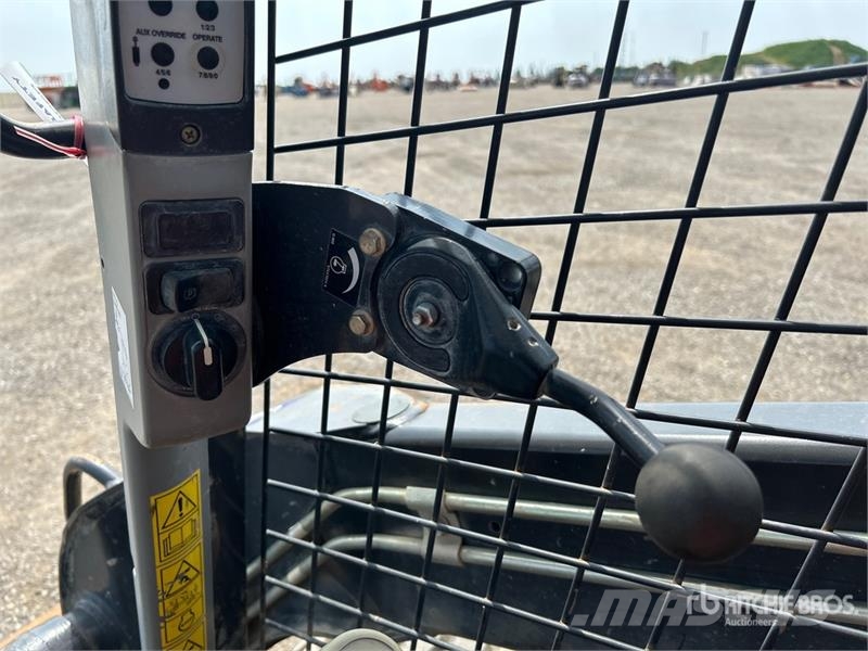 New Holland L220 Mini Pale Gommate