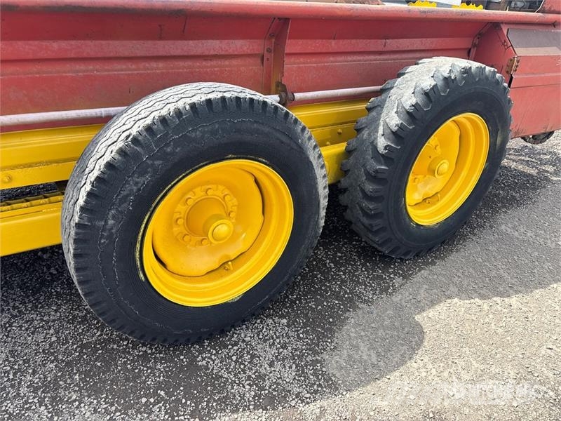 New Holland S676 16 ft T/A Manure Spreader Mestverspreider