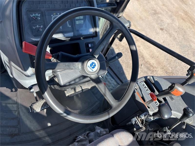 New Holland TS110 الجرارات