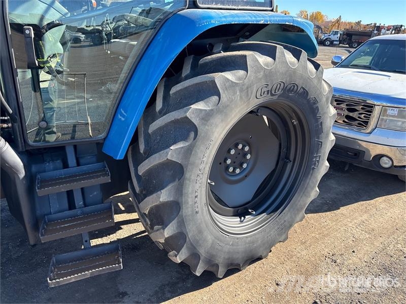 New Holland TS110 الجرارات