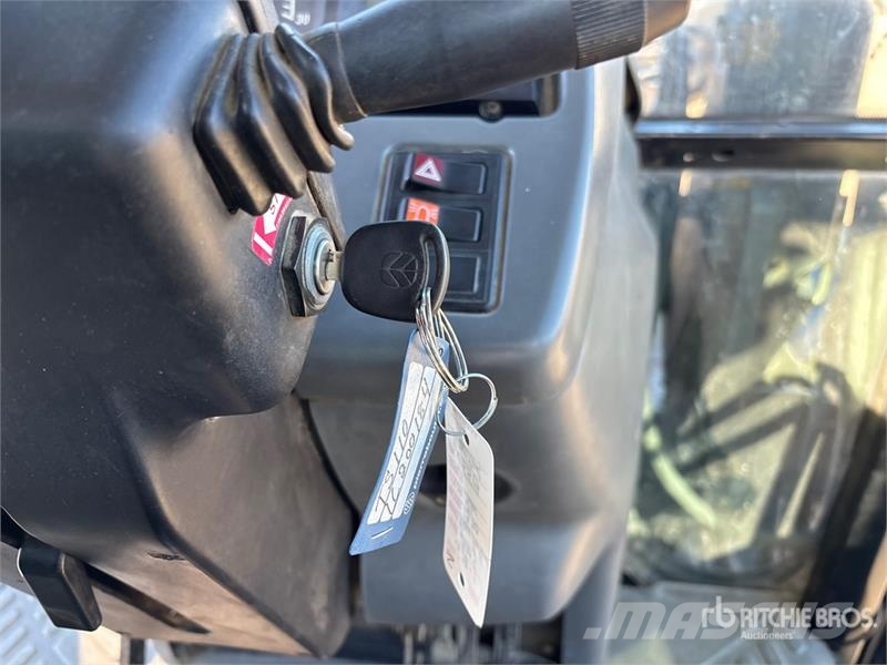 New Holland TS110 الجرارات