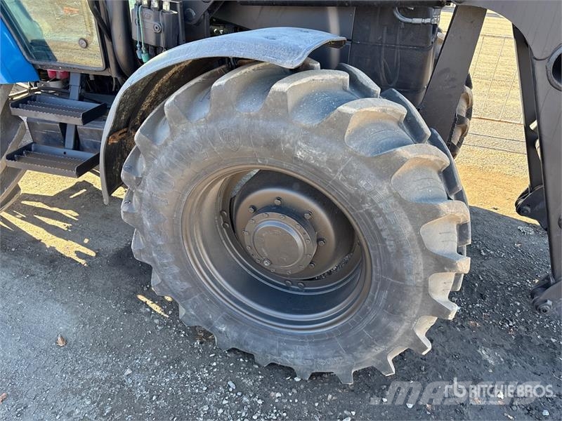 New Holland TS110 الجرارات