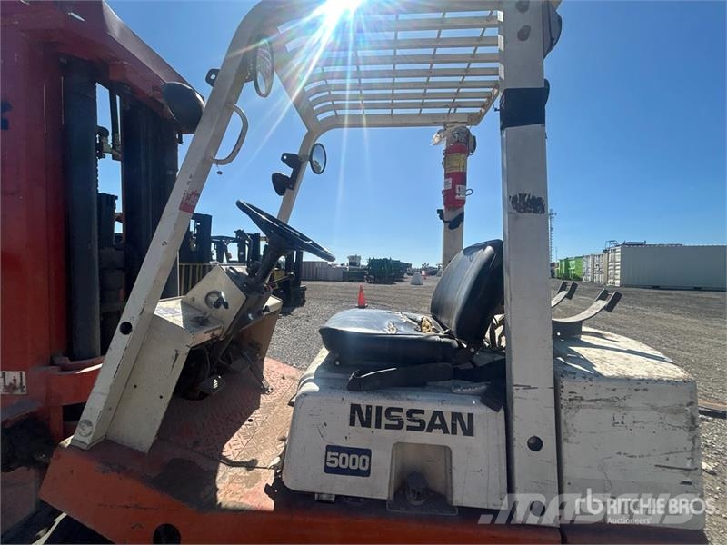 Nissan CPF02A2 5V 4100 lb Cushion Tire Forklift Heftrucks overige