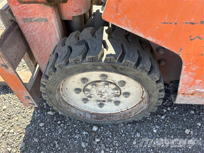 Nissan CPF02A2 5V 4100 lb Cushion Tire Forklift Heftrucks overige