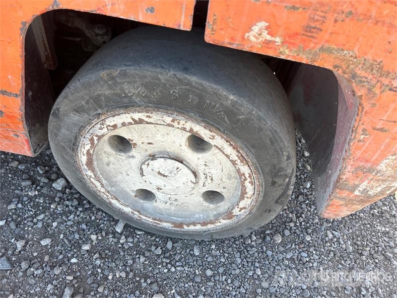 Nissan CPF02A2 5V 4100 lb Cushion Tire Forklift Heftrucks overige