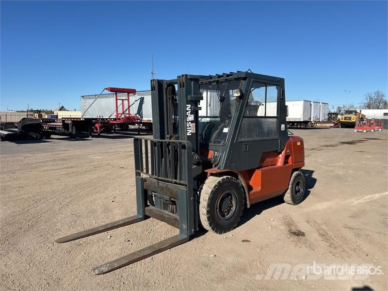 Nissan F04D40HV 8000 lb Cushion Tire Forklift Viličarji - drugo
