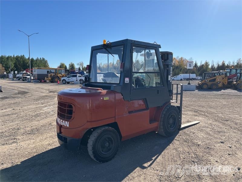Nissan F04D40HV 8000 lb Cushion Tire Forklift Viličarji - drugo