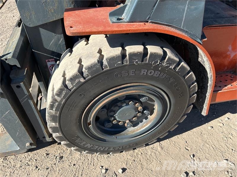 Nissan F04D40HV 8000 lb Cushion Tire Forklift Viličarji - drugo