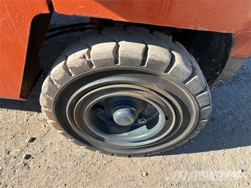 Nissan F04D40HV 8000 lb Cushion Tire Forklift Viličarji - drugo