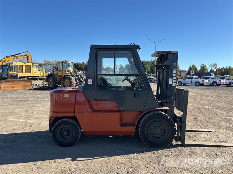Nissan F04D40HV 8000 lb Cushion Tire Forklift Viličarji - drugo