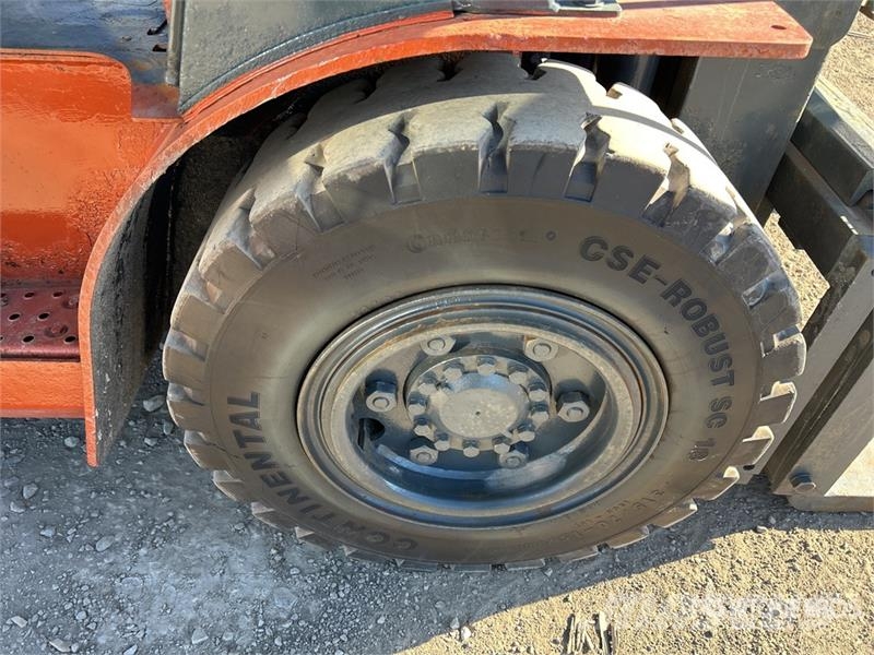 Nissan F04D40HV 8800 lb Pneumatic Tire Forklift 其他叉车