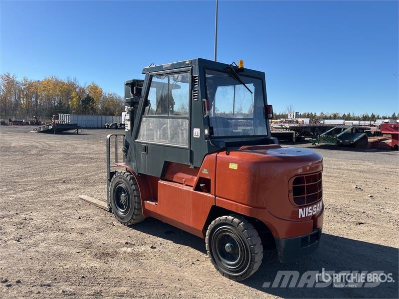 Nissan F04D40HV 8800 lb Pneumatic Tire Forklift 其他叉车