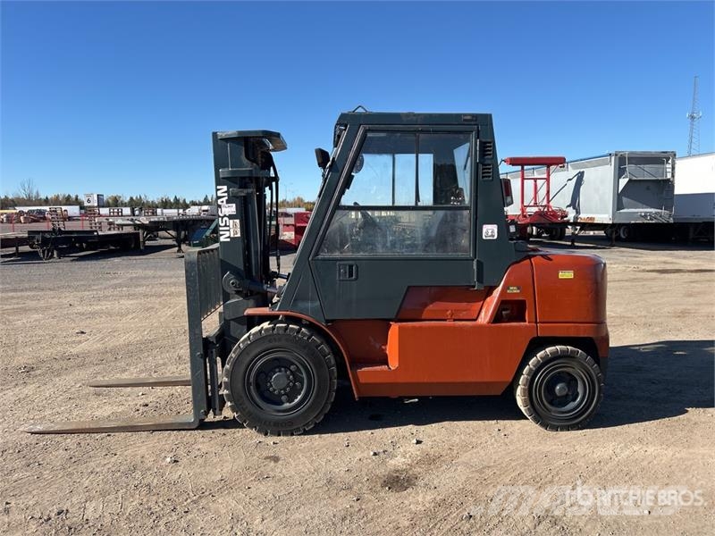 Nissan F04D40HV 8800 lb Pneumatic Tire Forklift 其他叉车