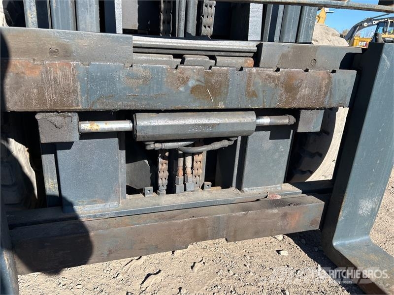 Nissan F04D40HV 8800 lb Pneumatic Tire Forklift 其他叉车