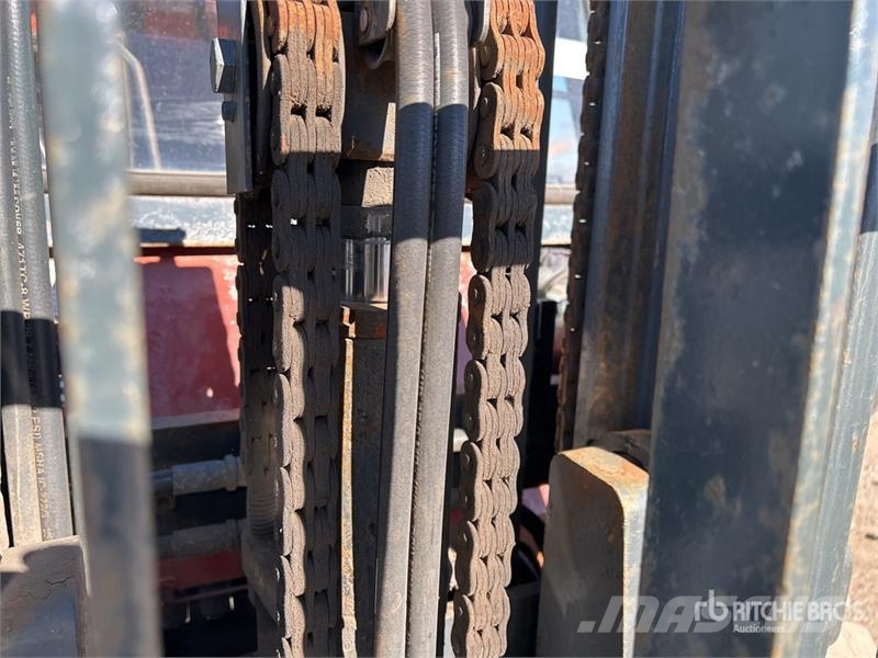 Nissan F04D40HV 8800 lb Pneumatic Tire Forklift 其他叉车