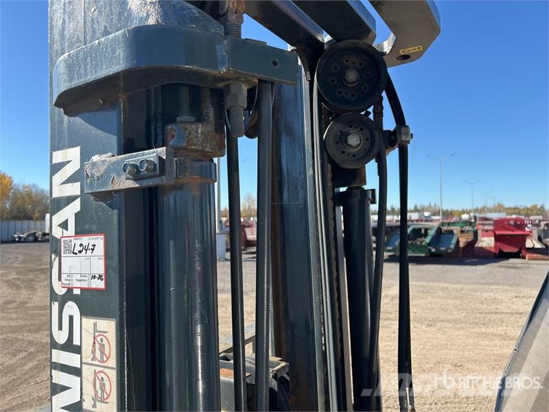 Nissan F04D40HV 8800 lb Pneumatic Tire Forklift 其他叉车