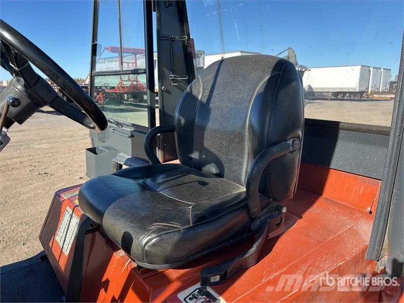 Nissan F04D40HV 8800 lb Pneumatic Tire Forklift 其他叉车