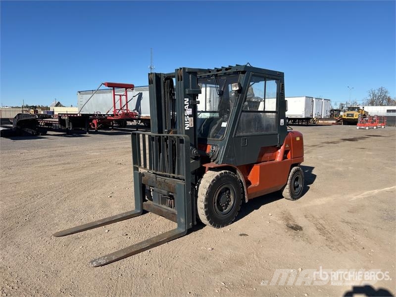 Nissan F04D40HV 8800 lb Pneumatic Tire Forklift 其他叉车