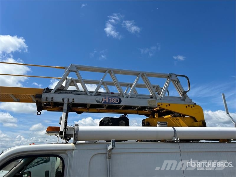 Nissan Hydralique RH38D 11.51 m on Nissan 3500 4x2 Van Mo Araç üstü platformlar