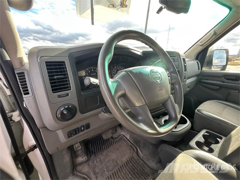 Nissan Hydraulique RH38D on Nissan NV3500 4x2 Van Mounted Autoplošiny