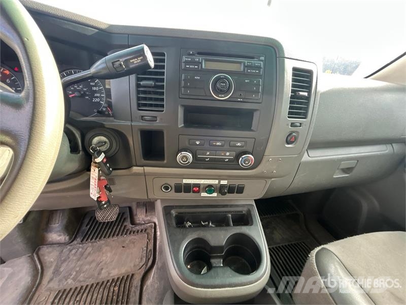 Nissan Hydraulique RH38D on Nissan NV3500 4x2 Van Mounted Autoplošiny
