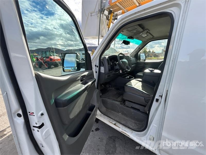 Nissan Hydraulique RH38D on Nissan NV3500 4x2 Van Mounted Autoplošiny