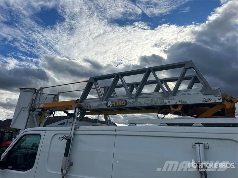 Nissan Hydraulique RH38D on Nissan NV3500 4x2 Van Mounted Autoplošiny