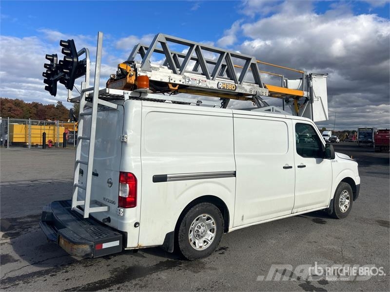 Nissan Hydraulique RH38D on Nissan NV3500 4x2 Van Mounted Pacēlāji uz automašīnas bāzes