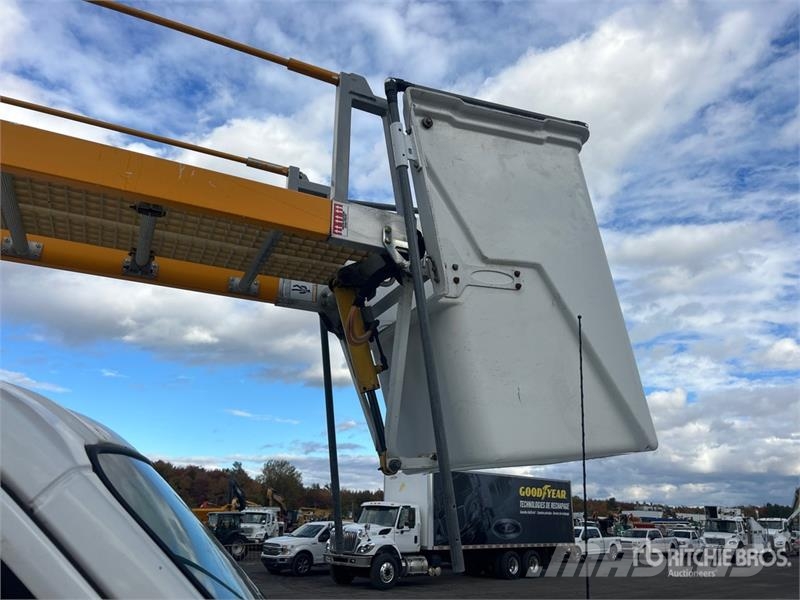 Nissan Hydraulique RH38D on Nissan NV3500 4x2 Van Mounted Autoplošiny