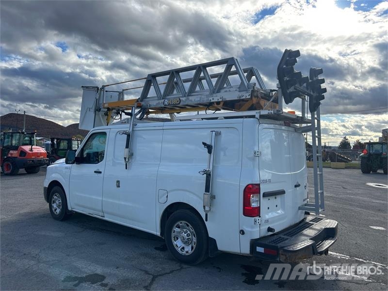 Nissan Hydraulique RH38D on Nissan NV3500 4x2 Van Mounted Pacēlāji uz automašīnas bāzes