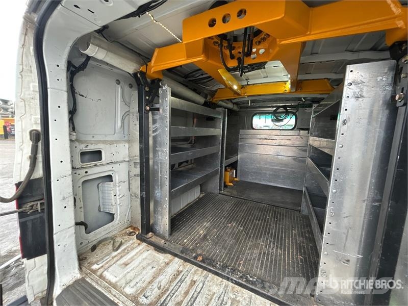 Nissan Hydraulique RH38D on Nissan NV3500 4x2 Van Mounted Autoplošiny