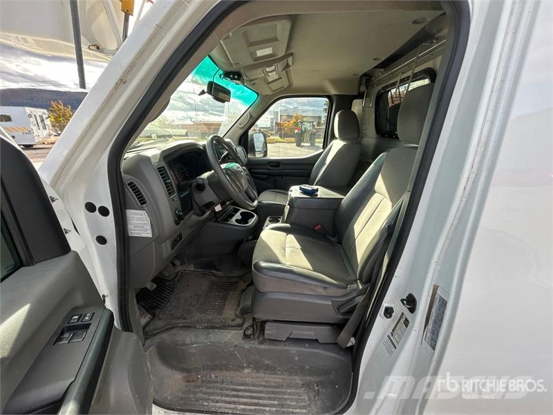 Nissan Hydraulique RH38D on Nissan NV3500 4x2 Van Mounted Autoplošiny