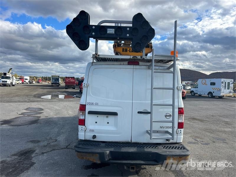 Nissan Hydraulique RH38D on Nissan NV3500 4x2 Van Mounted Pacēlāji uz automašīnas bāzes