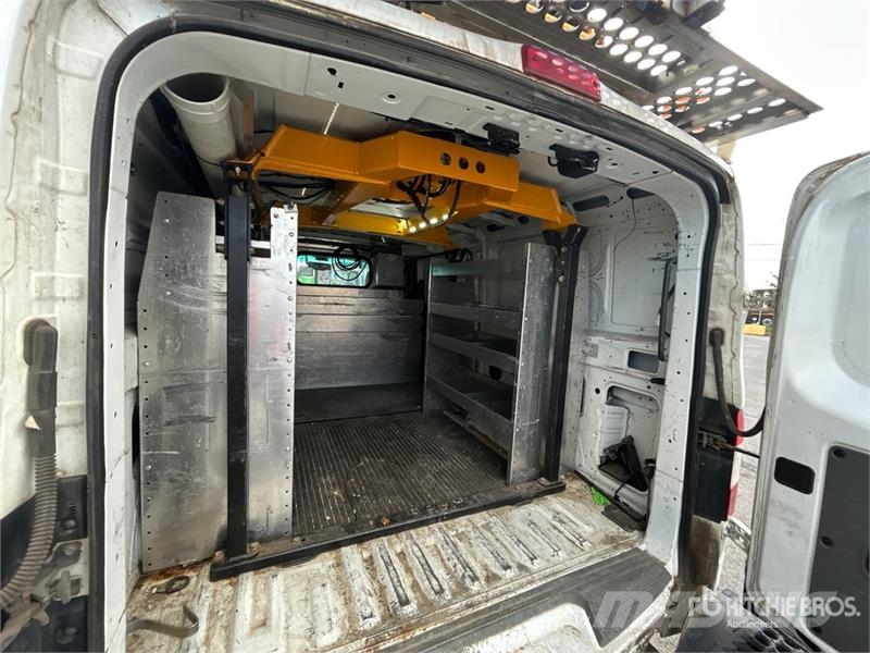 Nissan Hydraulique RH38D on Nissan NV3500 4x2 Van Mounted Autoplošiny