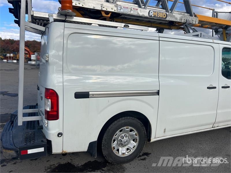 Nissan Hydraulique RH38D on Nissan NV3500 4x2 Van Mounted Pacēlāji uz automašīnas bāzes