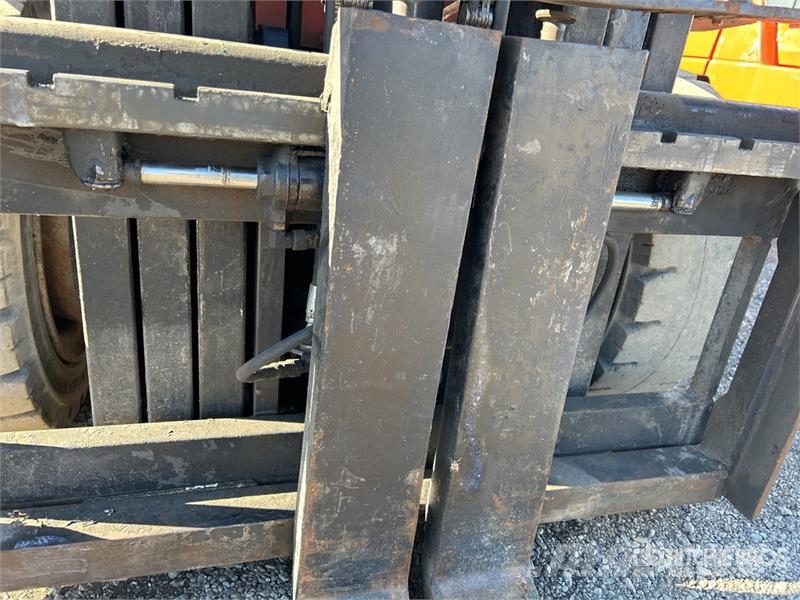Nissan MUG1F2A30DV 5400 lb Pneumatic Tire Forklift 그 외 지게차