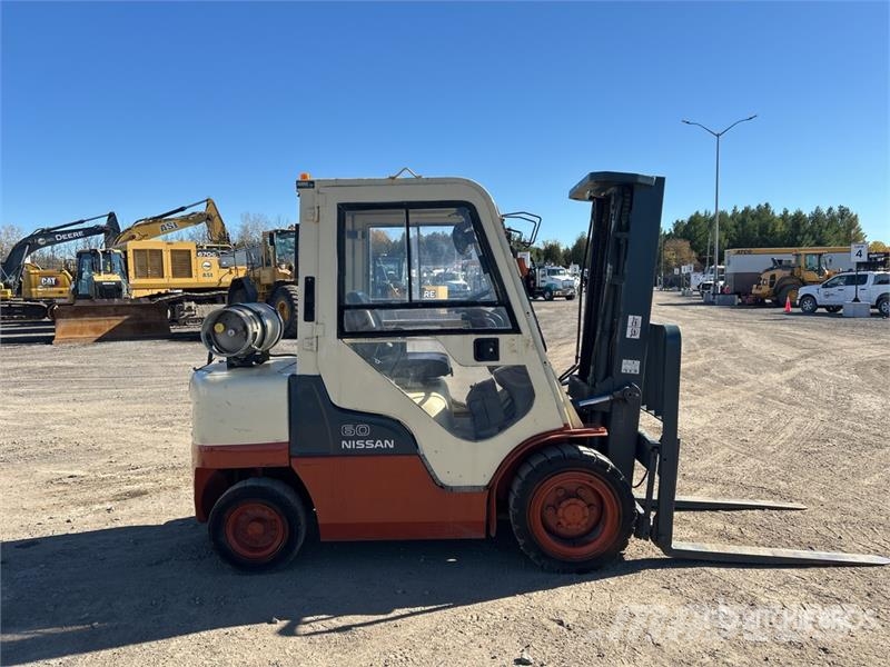 Nissan MUG1F2A30DV 5400 lb Pneumatic Tire Forklift 其他叉车