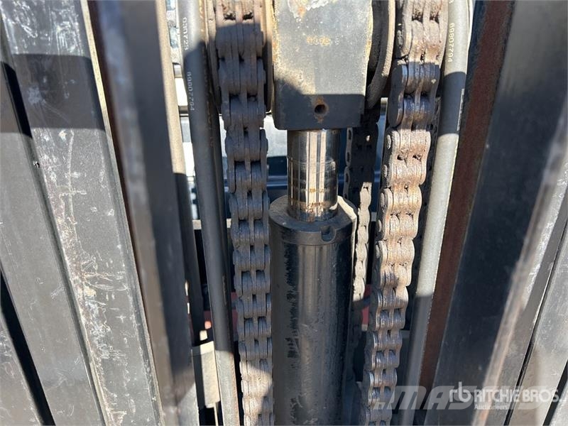 Nissan MUG1F2A30DV 5400 lb Pneumatic Tire Forklift 그 외 지게차
