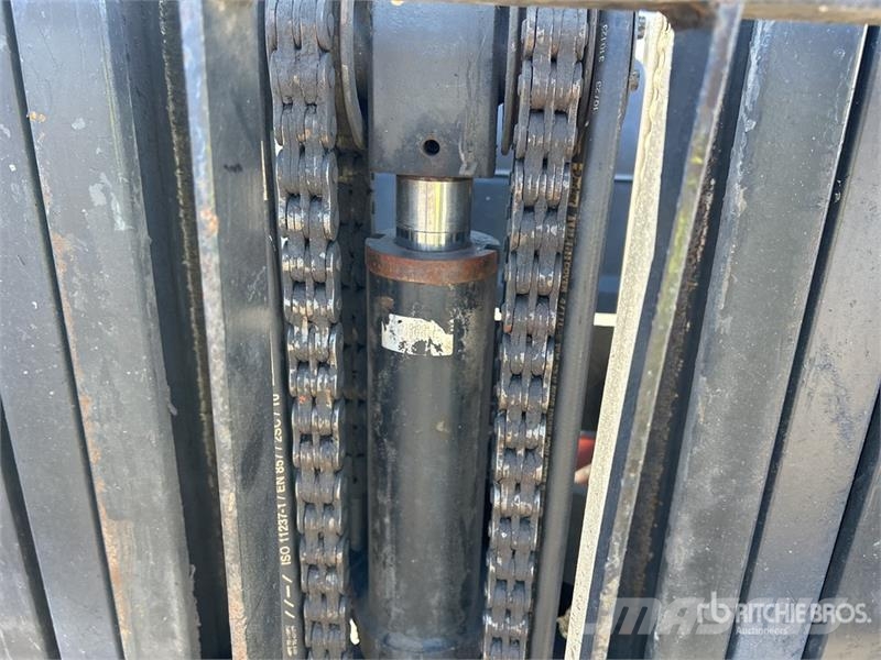 Nissan MUG1F2A30DV 5400 lb Pneumatic Tire Forklift 그 외 지게차