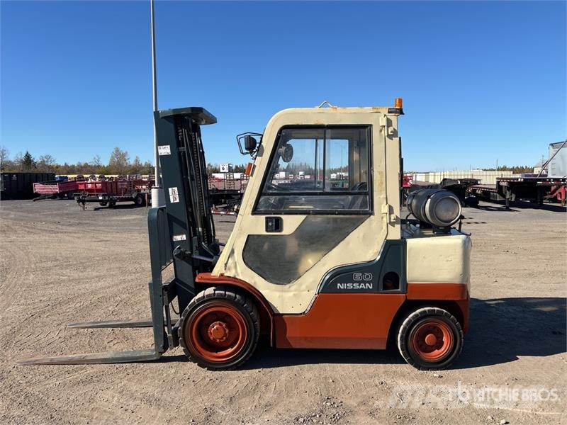 Nissan MUG1F2A30DV 5400 lb Pneumatic Tire Forklift 其他叉车