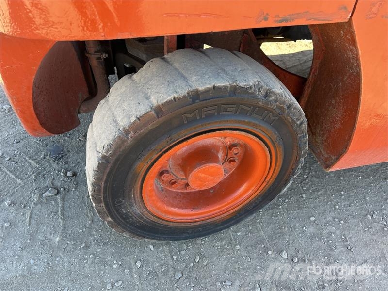 Nissan MUG1F2A30DV 5400 lb Pneumatic Tire Forklift 其他叉车