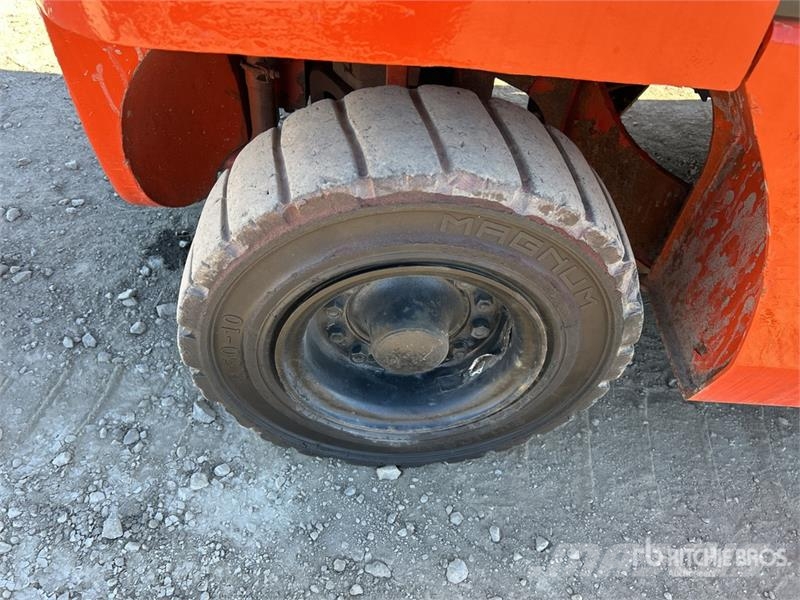 Nissan MUG1F2A30DV 5400 lb Pneumatic Tire Forklift 그 외 지게차