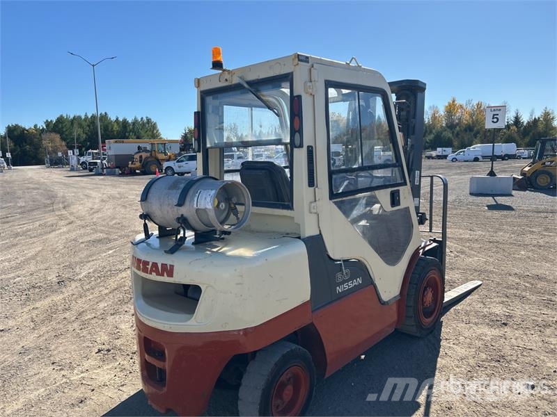 Nissan MUG1F2A30DV 5400 lb Pneumatic Tire Forklift 其他叉车